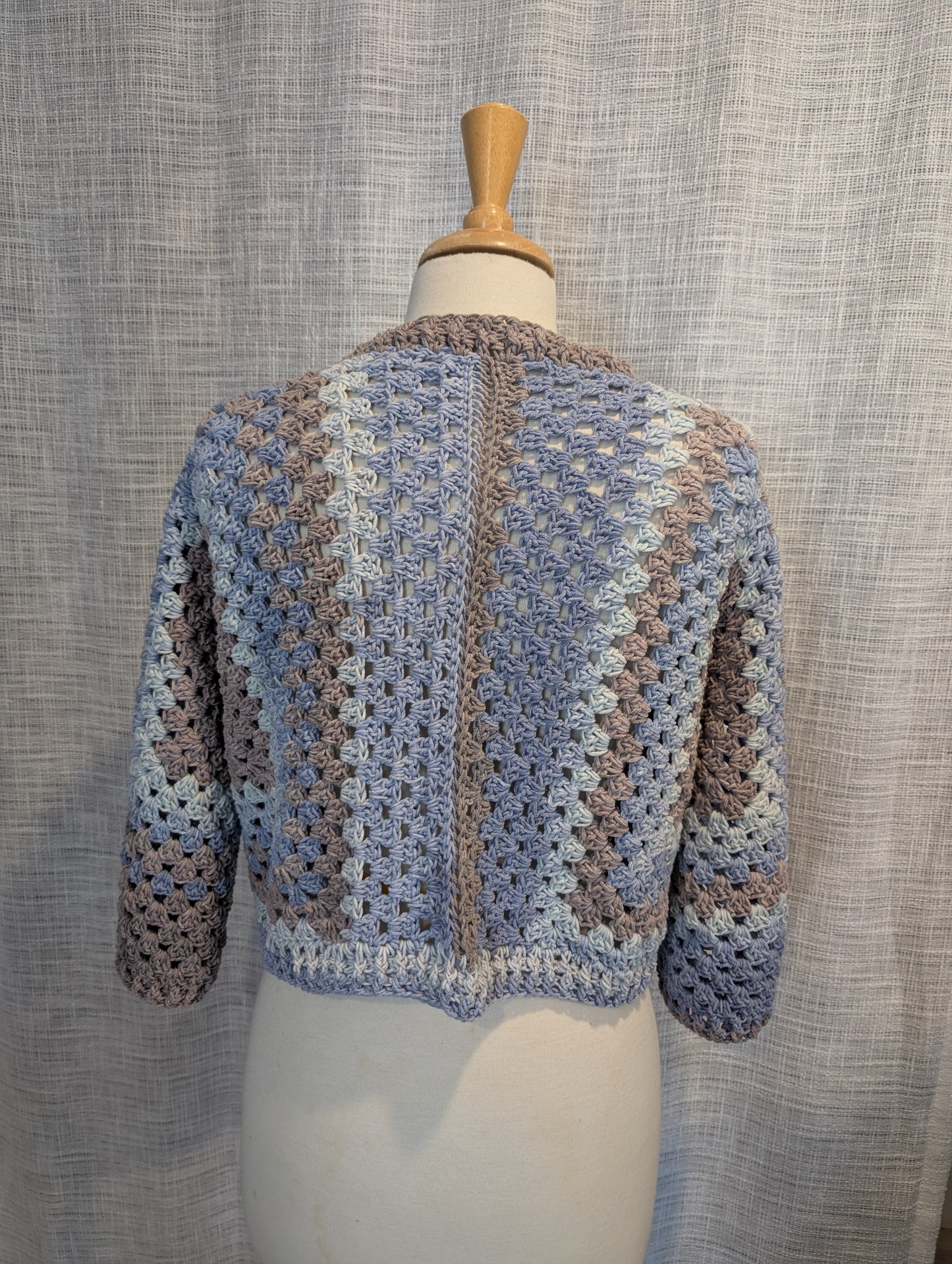 Nos Cardigans Crochetés : Confort & Élégance Artisanale