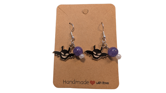 Boucles d’oreilles pendantes « Chauve-Souris Malicieuse » – Breloque émaillée & Perle en verre craquelé