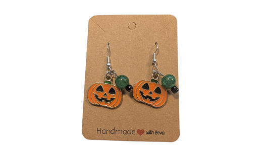 Boucles d’oreilles pendantes « Citrouille Souriante » – Breloque émaillée & Perle en verre craquelé
