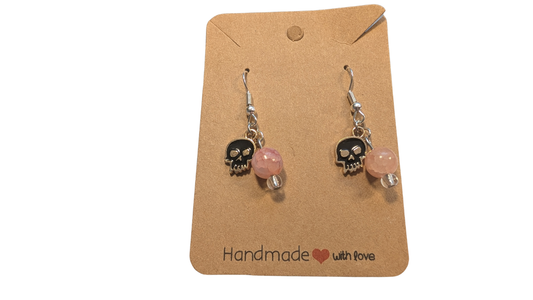Boucles d’oreilles pendantes « Crâne mystérieux » – Breloque émaillée & Perle en verre craquelé