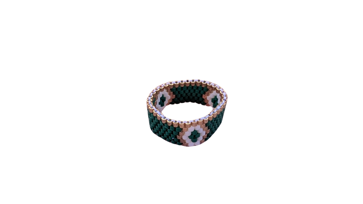 Bague Large Tissée en Perles de Verre – Motif Géométrique Ethno-Chic (Vert Sapin, Blanc & Doré)