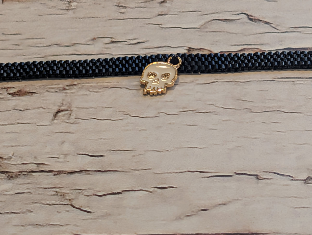 Bracelet Tissé Noir & Breloque Crâne Blanc