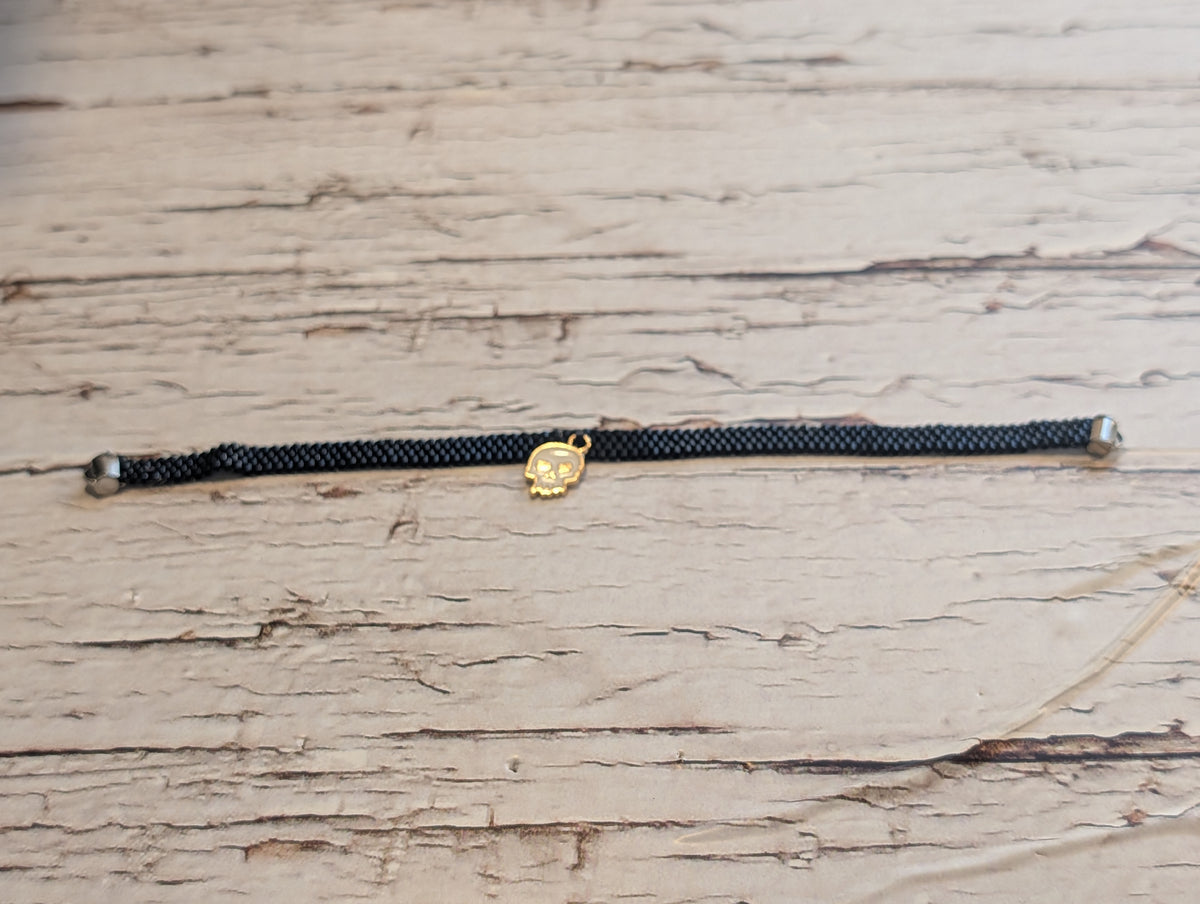 Bracelet Tissé Noir & Breloque Crâne Blanc