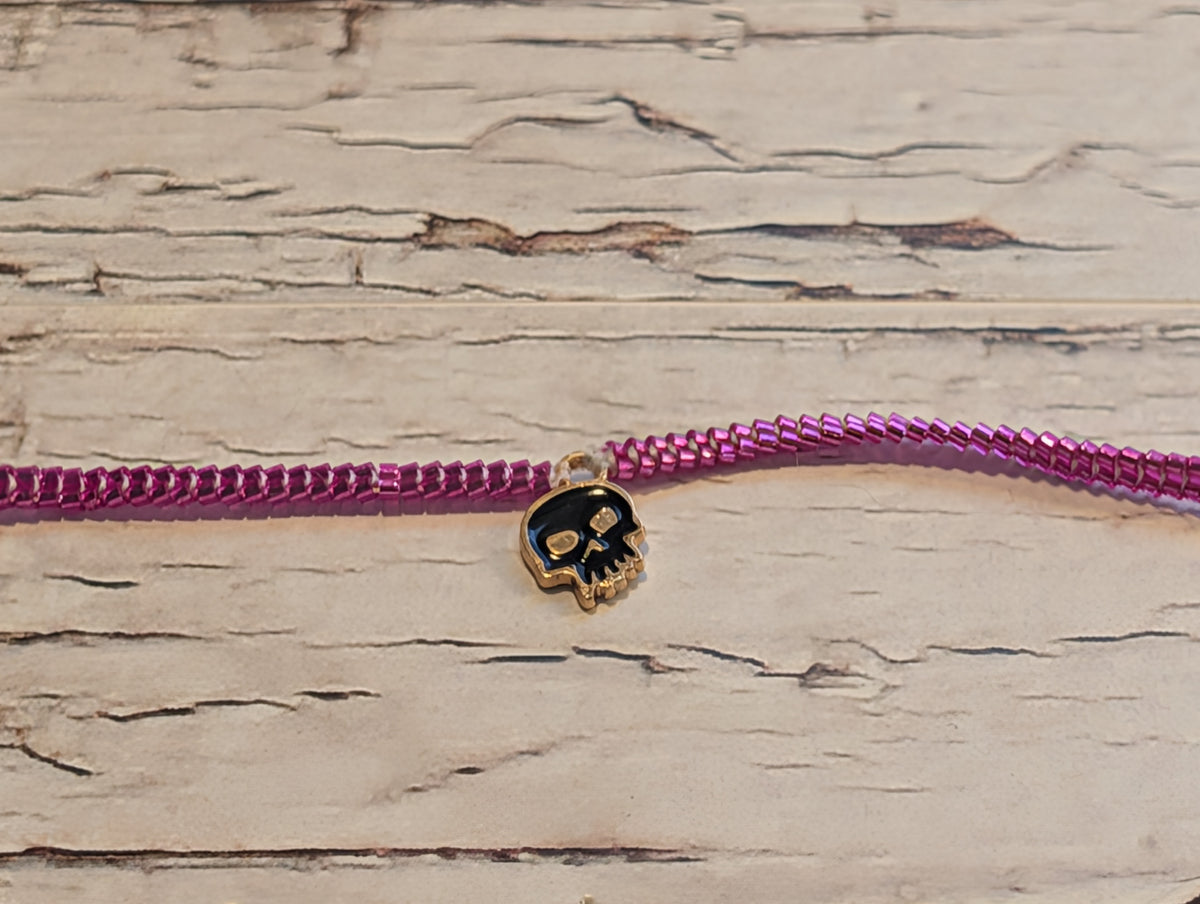 Bracelet Tissé Rose & Breloque Tête de Mort