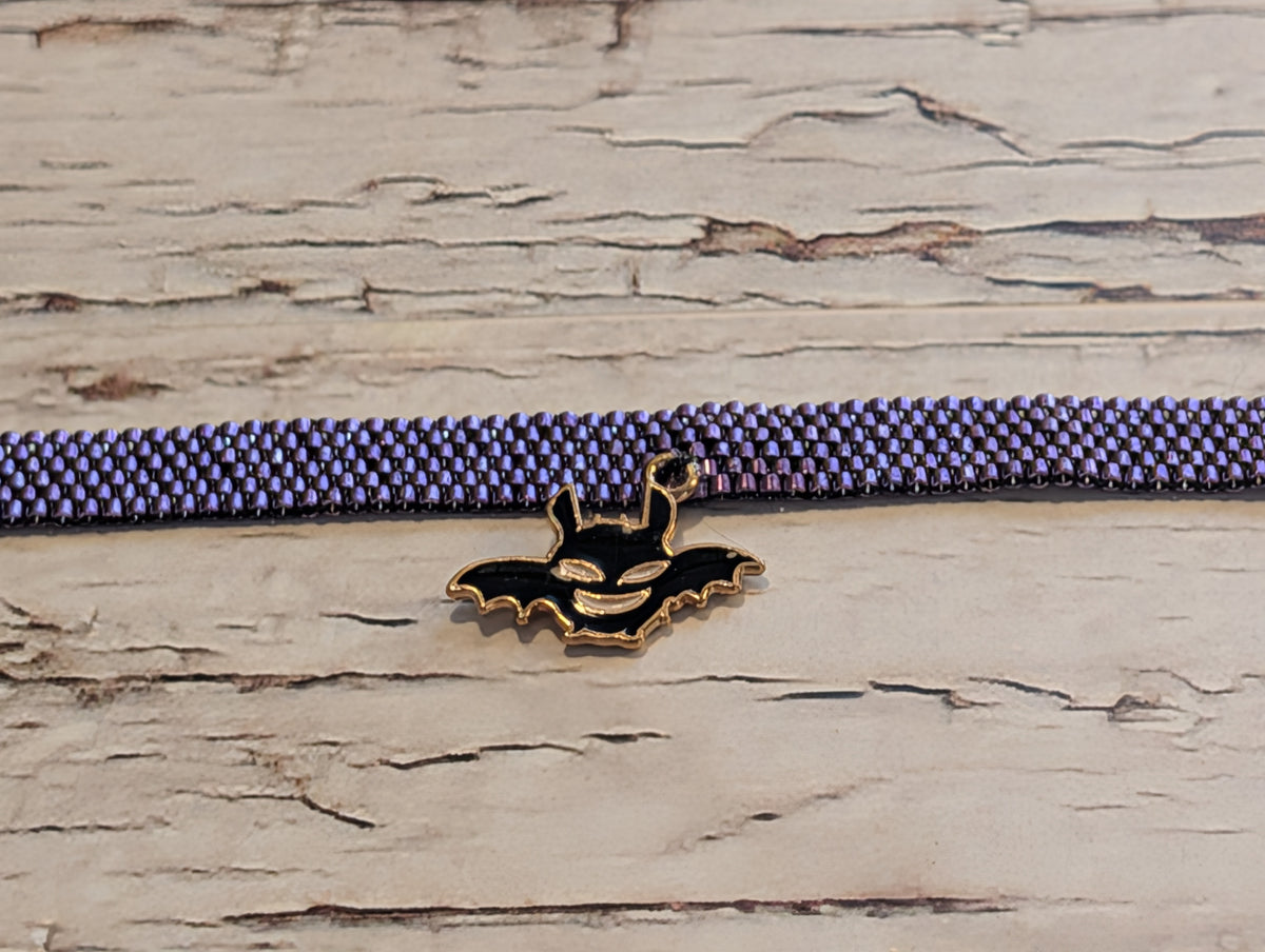 Bracelet Tissé Violet & Breloque Chauve-Souris