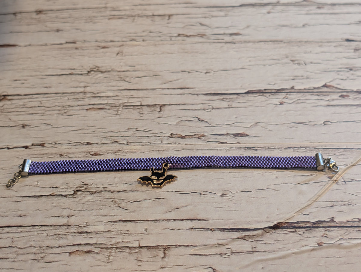 Bracelet Tissé Violet & Breloque Chauve-Souris