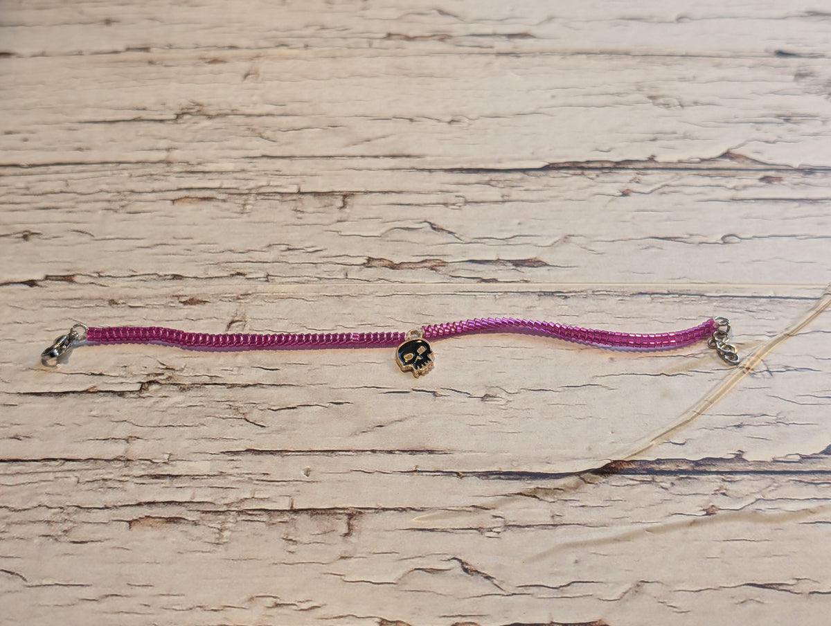 Bracelet Tissé Rose & Breloque Tête de Mort