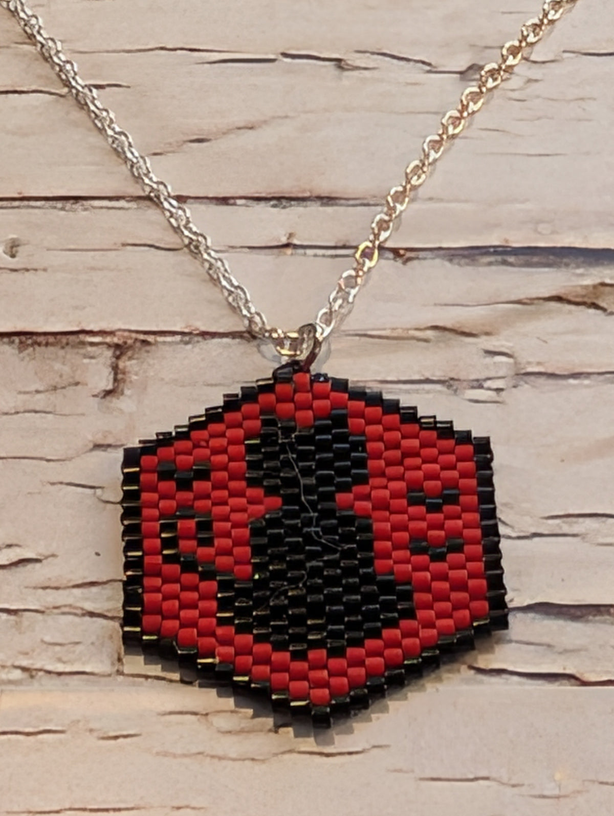Collier Pendentif — Le Chat de l'Ombre et ses Chauves-souris