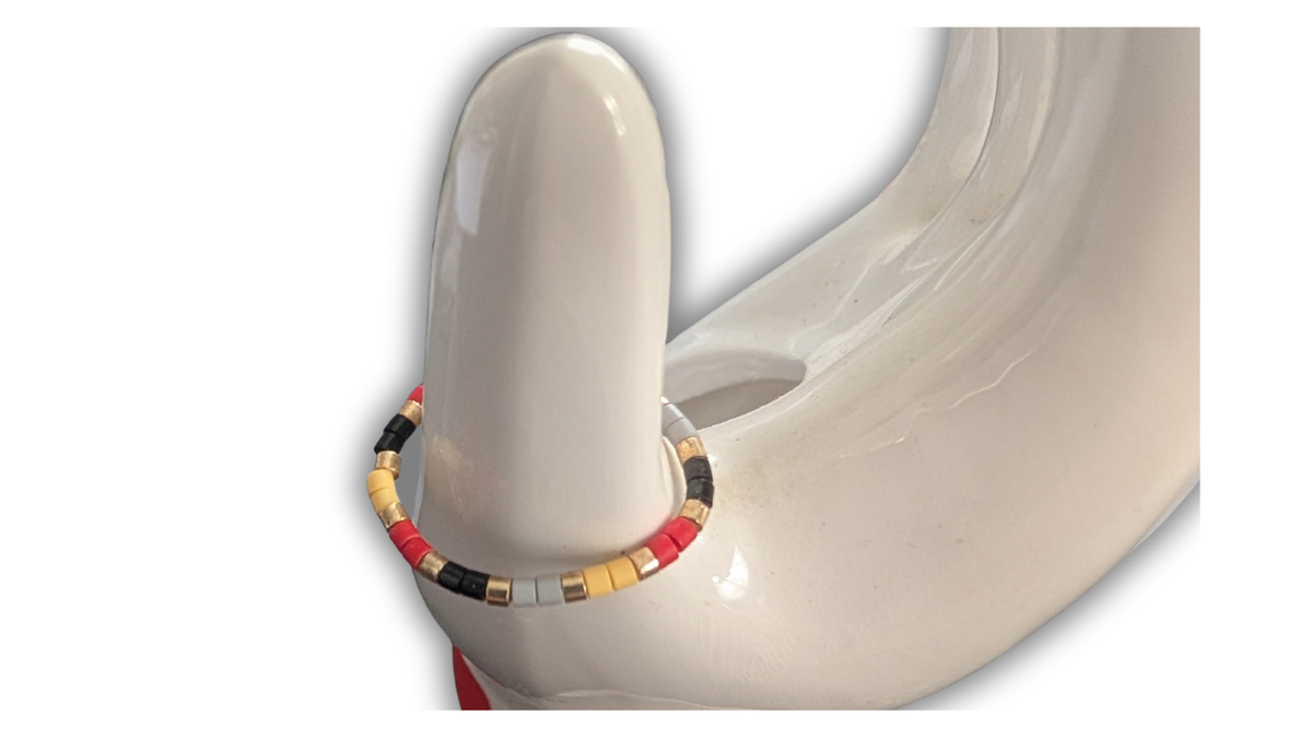 Bague Élastique Fine en Perles de Verre – Contrastes Graphiques (Rouge, Gris, Jaune & Noir)