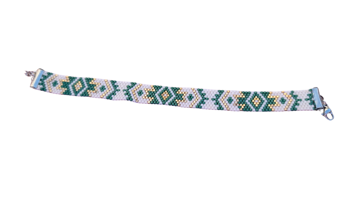 Bracelet Large Tissé en Perles de Verre – Motif Géométrique & Ethno-Chic (Vert, Blanc & Doré)